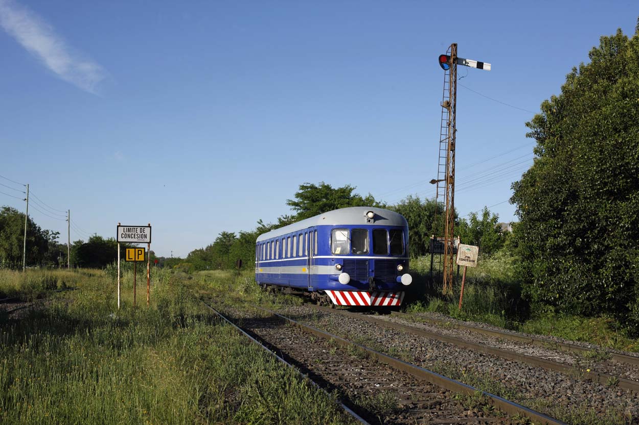 TA NoHAB 110 (ex-CP) approaches Canuelas (AR) as train 376 (Saladillo - Temperley) on Linea Roca on 21 November 2015.